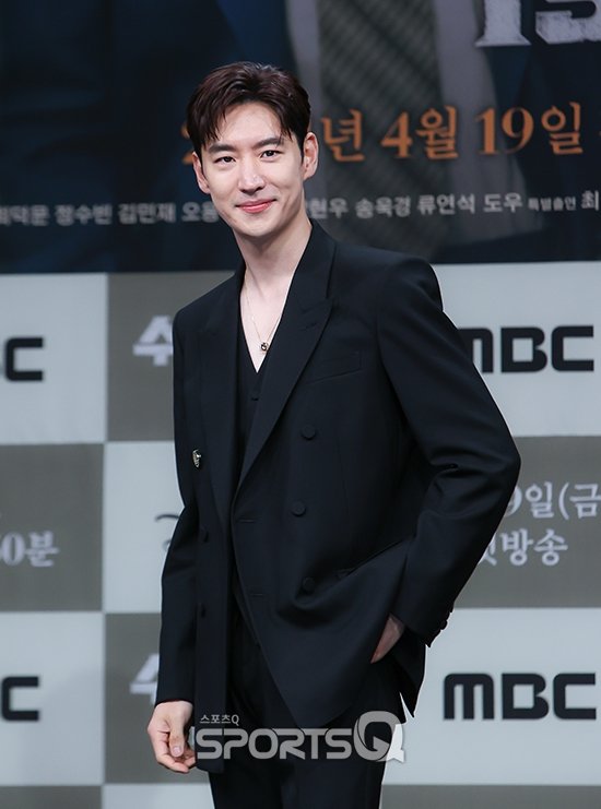 Actor #LeeJeHoon at the 'Chief Detective 1958' press conference
[24.04.18]

#이제훈 

Source: Naver