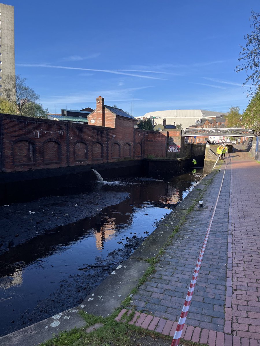 A lovely morning in Birmingham. There is a temporary stoppage on Farmer’s Bridge while ⁦@CRTWestMidlands⁩ fix a faulty paddle at the top lock.