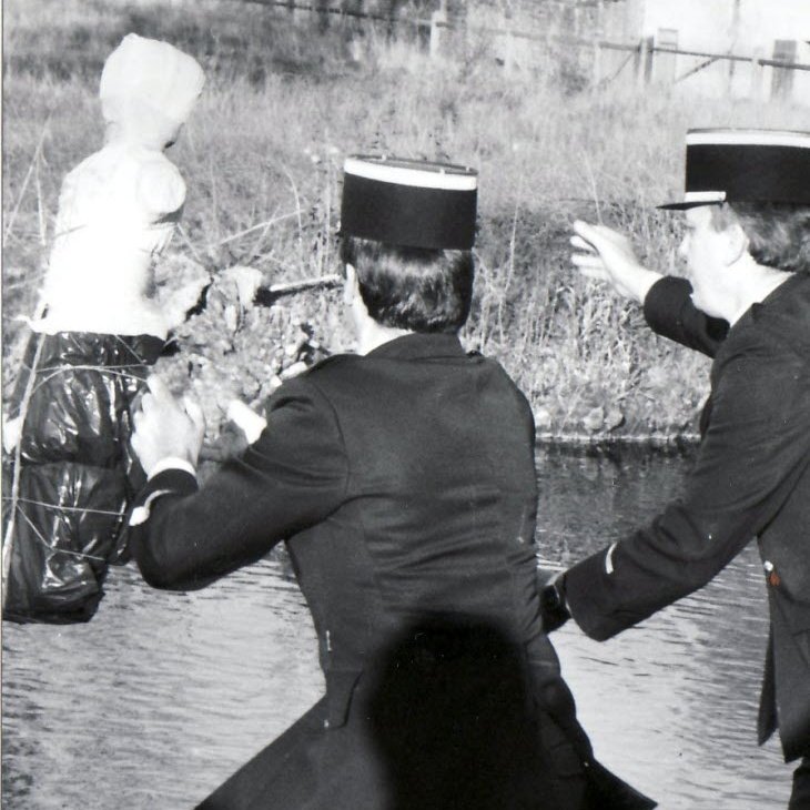 ↙️Petit Grégoire rit dans la Seine ↘️Pareil, mais dans la Vologne