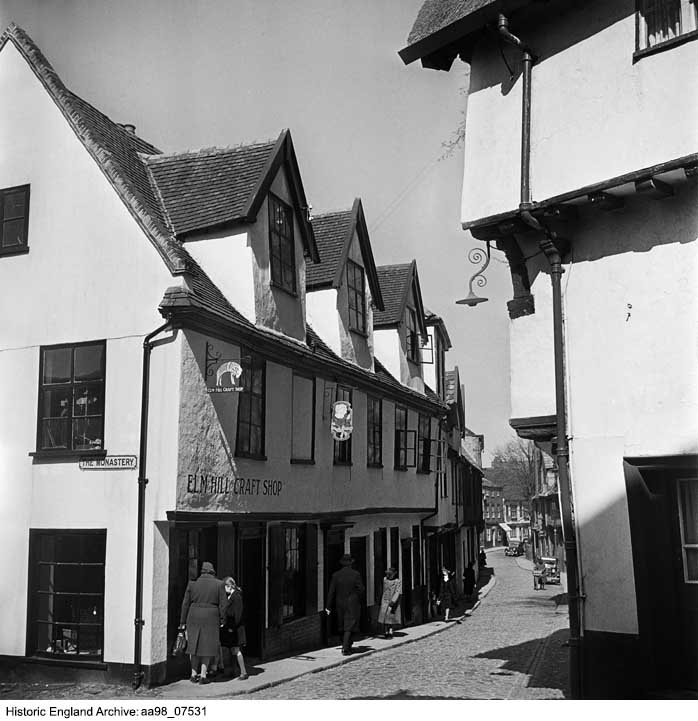 Today's photograph from the Historic England Archive was taken #OnThisDay in 1947 by Hallam Ashley. It shows one of Norwich's most famous streets, Elm Hill. You can see more Archive views of Elm Hill👇 historicengland.org.uk/images-books/p… #Norwich