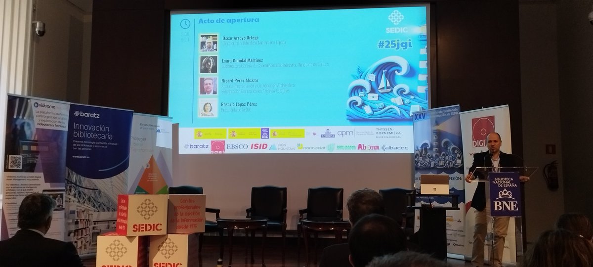 SEDIC20's tweet photo. Inauguran las #25jgi: "La esencia de la profesión, la investigación" @scarArroyo1, director de la @BNE_biblioteca, Laura Guindal, SG de Coord. Bibliotecaria, Ricard Pérez Alcázar,SG de Archivos Estatales y @RosarioLopaz, presidenta de @SEDIC20.
En directo: https://t.co/FitLYMfCTu https://t.co/hbtSWdOXBP
