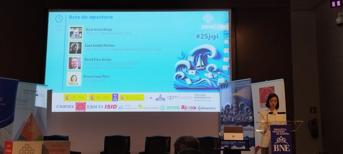SEDIC20's tweet photo. Inauguran las #25jgi: "La esencia de la profesión, la investigación" @scarArroyo1, director de la @BNE_biblioteca, Laura Guindal, SG de Coord. Bibliotecaria, Ricard Pérez Alcázar,SG de Archivos Estatales y @RosarioLopaz, presidenta de @SEDIC20.
En directo: https://t.co/FitLYMfCTu https://t.co/hbtSWdOXBP