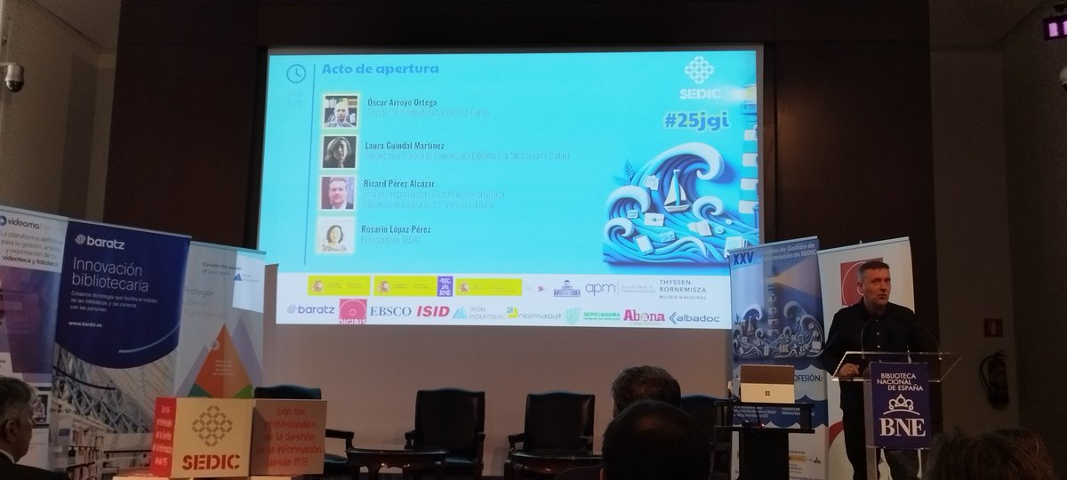 SEDIC20's tweet photo. Inauguran las #25jgi: "La esencia de la profesión, la investigación" @scarArroyo1, director de la @BNE_biblioteca, Laura Guindal, SG de Coord. Bibliotecaria, Ricard Pérez Alcázar,SG de Archivos Estatales y @RosarioLopaz, presidenta de @SEDIC20.
En directo: https://t.co/FitLYMfCTu https://t.co/hbtSWdOXBP