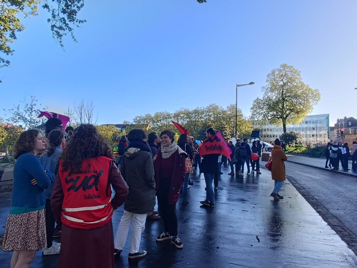 Ce matin, nous sommes avec nos camarades de @SudSanteSociaux pour défendre les conditions de travail des professionnels de la protection de l'enfance ! C'est + de 300 mineurs qui n'ont aujourd'hui pas de solution d'hébergement alors que leur placement a été ordonné par le juge.