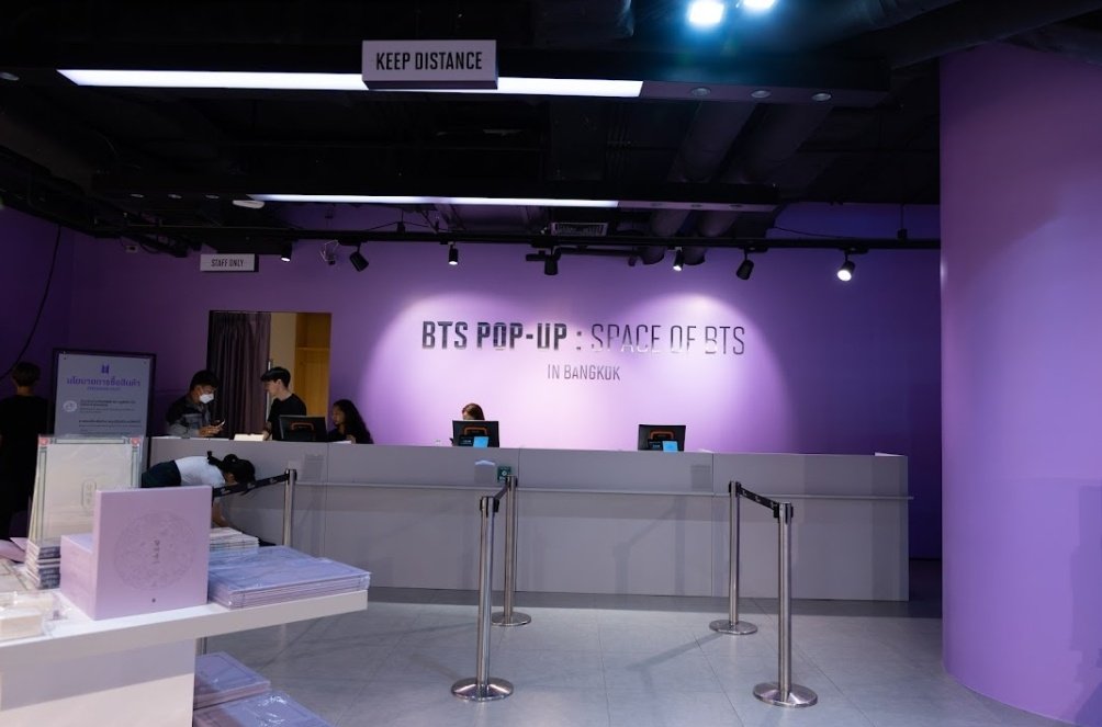 ถ้าใครนึกภาพไม่ออก BTS POP-UP : MONOCHROME ครั้งนี้ก็น่าจะประมาณ BTS POP-UP : SPACE OF BTS ที่มาเปิดที่ไทยเมื่อปีที่แล้วค่ะ