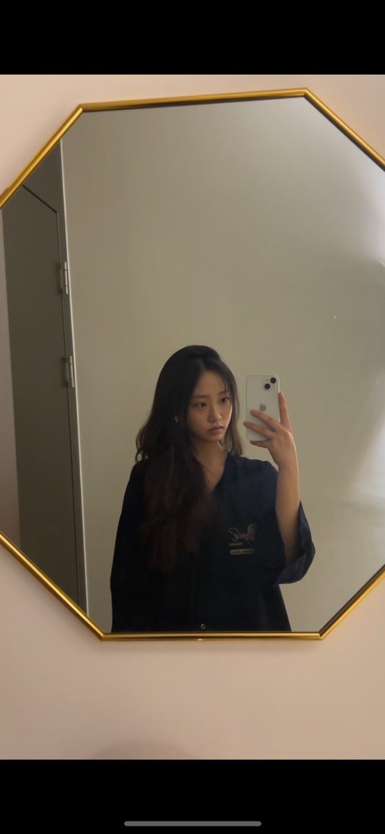 chxrxry's tweet photo. 김채은 거울샷을 사랑함

#KIMCHAEEUN #김채은 
#ILAND2 #아이랜드2 https://t.co/hWDXyQVdQR