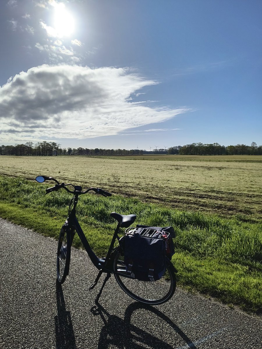 #Goeiemorgen #BlauweLucht #LoveIt #LekkerFietsen #LoveMyBike #ErGaatNiksBovenDeNatuur 🤩🥰🥰