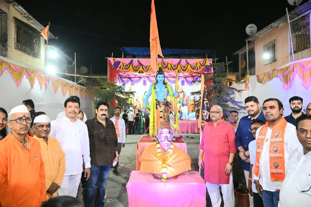 SDPatil_16's tweet photo. ईशान्य मुंबई लोकसभा मतदार संघातील मंदिरे, मंडळे, संस्था यांनी आयोजित केलेल्या श्री राम जन्मोत्सवाच्या कार्यक्रमास भेट देऊन मिरवणुकीत सहभागी झालो. श्री राम चरणी लीन होऊन देशातील हुकूमशाही नष्ट होऊन एकवचनी मर्यादा पुरुषोत्तम श्री रामाचे रामराज्य येऊ दे अशी प्रार्थना केली. यावेळी तमाम राम भक्तांना श्री राम नवमीच्या शुभेच्छा दिल्या.

@ShivSenaUBT_ @ShivsenaUBTComm 

#श्रीरामनवमी #ShreeRamNavami #RamJanmotsav #ShivsenaUBT #AaplaBhau #SanjayDinaPatil #Jansanwad #NorthEastMumbai #loksabhaelection2024 #FlamingTorch #Mashal #Loksabha #India #parliment #MahavikasAghadi