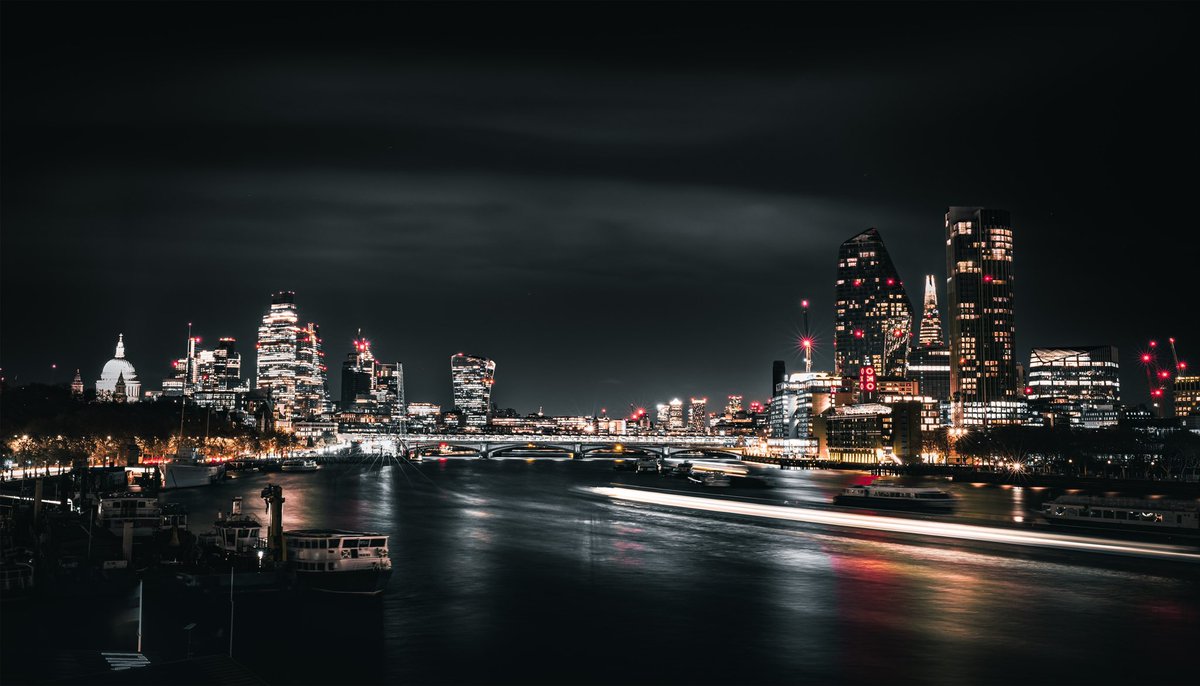 When the sun sets, the city ignites, revealing the true magic of its lights. 📸🌃 #photographers #photography #photographer #london #night #CityLife @SG_SkyGarden @cityoflondon @TheShardLondon @PhotoLondonFair @IconicImagesNet