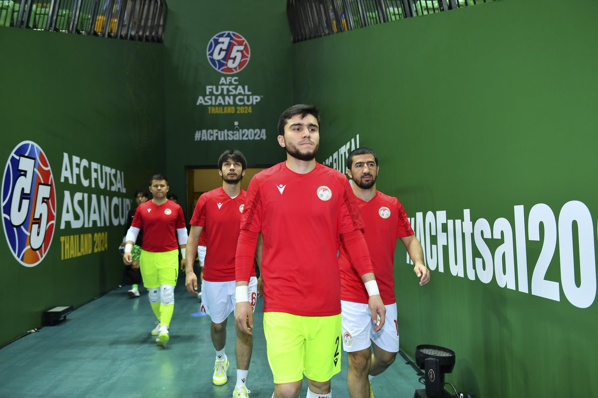 Akhirnya ada wakil Indonesia🇮🇩 di AFC Futsal 2024.

Mas Wahyu siap memimpin Hyung-Hyung bertanding melawan Tajikistan.

Wasit sebelahnya mas Wahyu kayak kenal.

#GaleriFutsal #ACFutsal2024