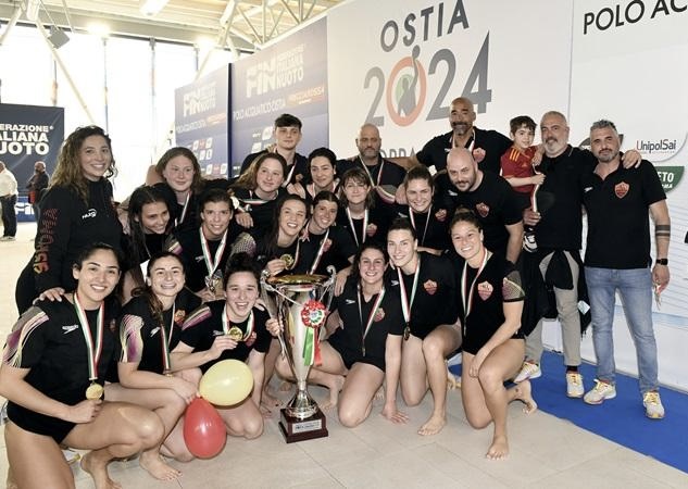 Domenica 7 aprile 2024 la SIS Roma – affiliata ASI – ha vinto la terza Coppa Italia della sua storia su tredici edizioni, battendo 6-5 il Plebiscito Padova torna prepotentemente tra le protagoniste assolute del massimo campionato di pallanuoto femminile.