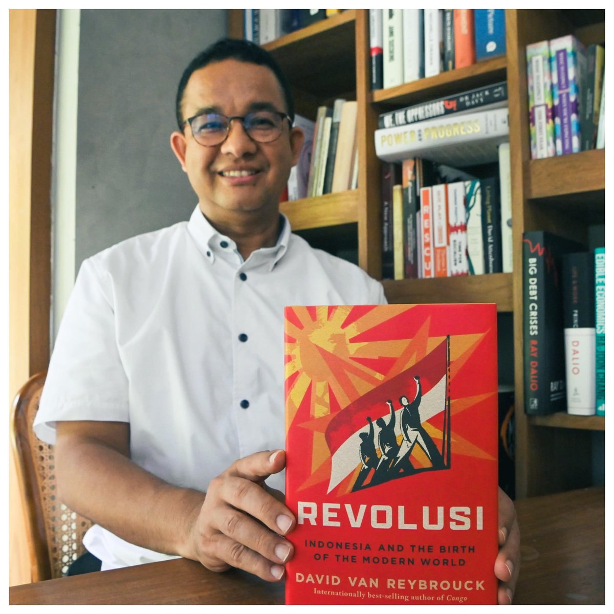 Buku sejarah dan biografi tokoh-tokoh nasional dan dunia. Dulu rutin bersepeda ke perpustakaan untuk pinjam buku-buku sejarah dan biografi.

Kalau saat ini sedang baca buku Revolusi karya David Van Reybrouck, yang sebelumnya menulis buku laris Congo. Judulnya kata bahasa