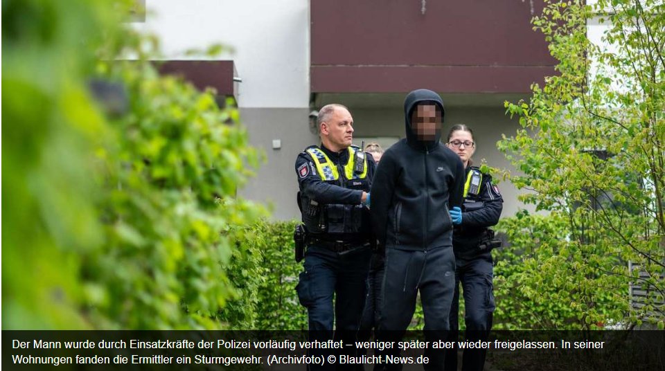 YveK22's tweet photo. Nochmal zu unserem Justizsystem.
Bei diesem Nigerianer fand die Polizei nach einem SEK Einsatz am vergangenen Montag eine Kalaschnikow, Munition, eine Machete und 30 g Kokain.
Der Mann kam NICHT in Untersuchungshaft.

In diesem Zusammenhang erinnere ich beispielsweise an diverse Ärzte, die wegen Ausstellung von Maskenbefreiungsattesten monatelang in Untersuchungshaft saßen.