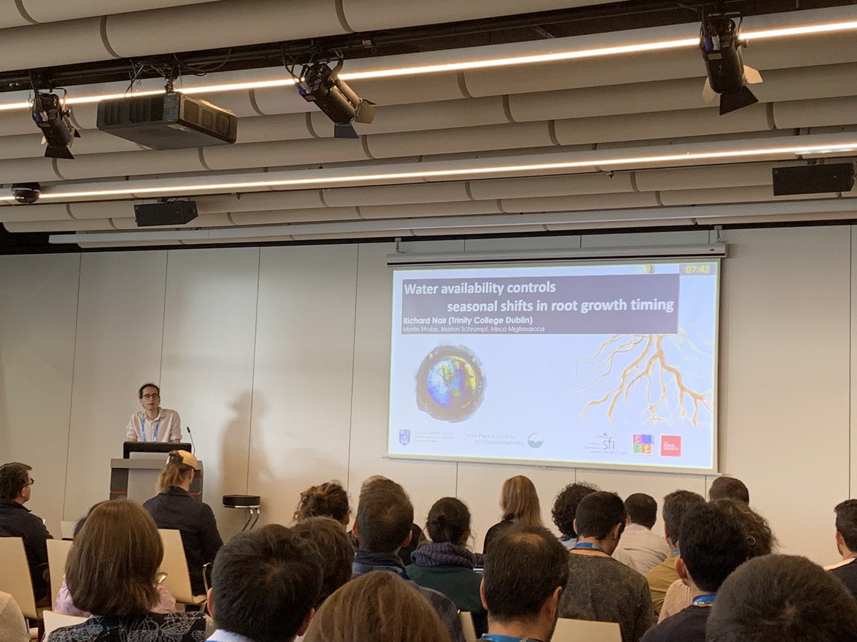 👏👏 Dr. @richardnair gave an excellent talk at @EuroGeosciences conference 2024. Richard harnesses novel methods to shed light on seasonal and daily patterns of root growth and the driving mechanisms behind them. @TCD_NatSci