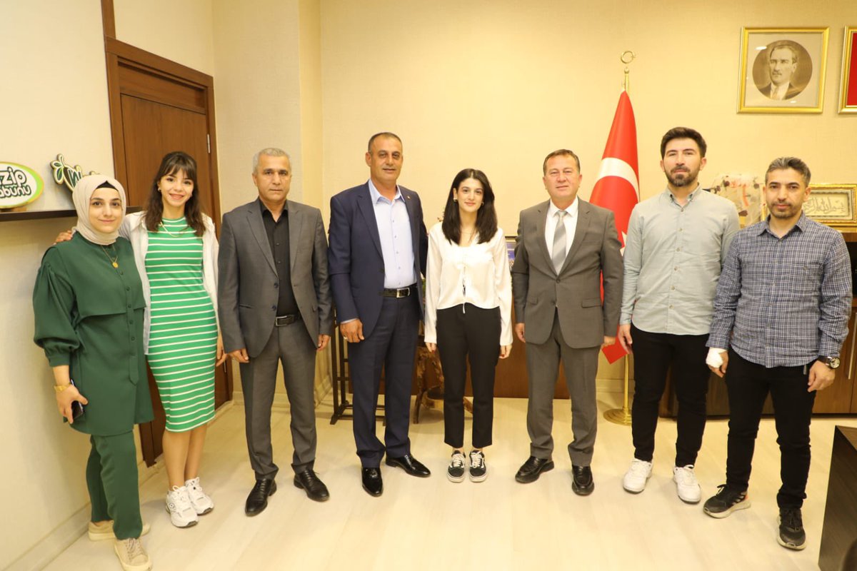 Cumhuriyet İlkokulu Okul Müdürü Bekir Gezer ve idaresine nazik ziyaretlerinden ötürü teşekkür ederim.