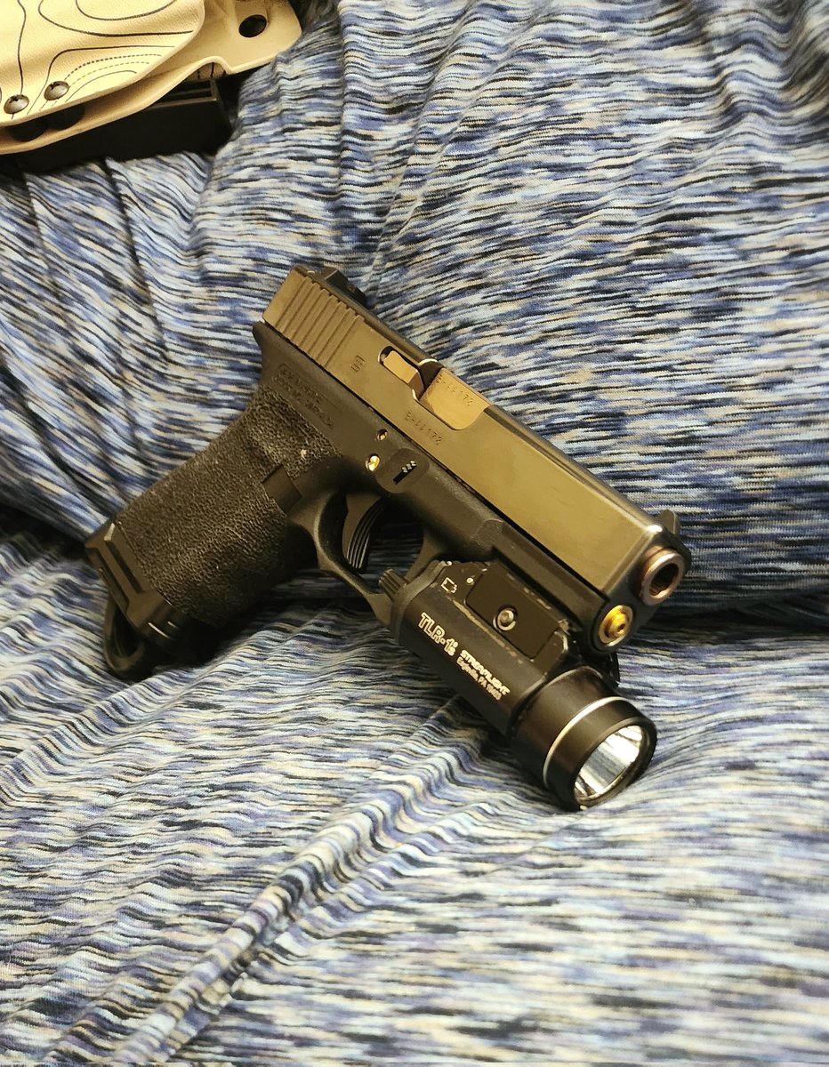 My bedside manner. 

#Glock #2a #pewpew #G19 #myrights #selfdefense #protection #texas #homeprotection #pvdcoating #tyrantcnc #flashlight