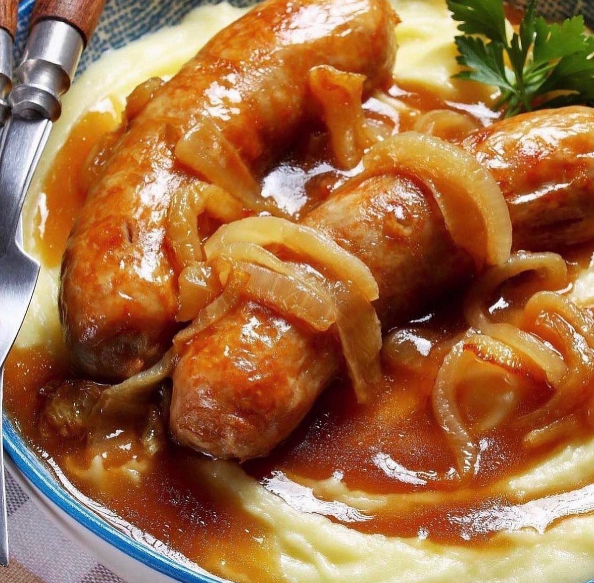 Treat yourself to a mid-week lunch in T.P. Smith’s - Bangers & Mash, Cumberland sausages served with creamy mash, topped with onion gravy 👌

#tpsmiths #tpsmithsbarandrestaurant #bangersandmash #deliciousfood