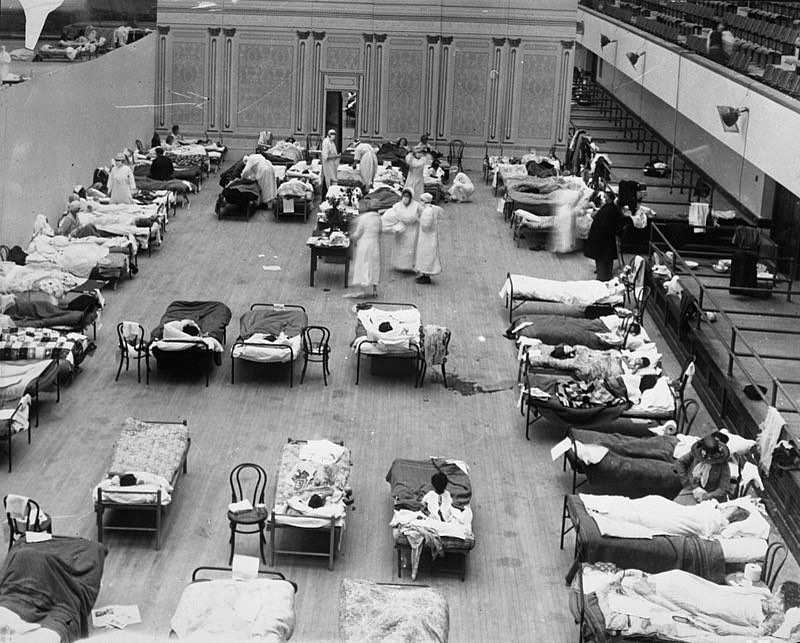 Volunteer nurses from the American Red Cross tending influenza sufferers in the Oakland Auditorium, Oakland, California, during the influenza pandemic of 1918.
#histmed #historyofmedicine #pandemic #flu #pastmedicalhistory