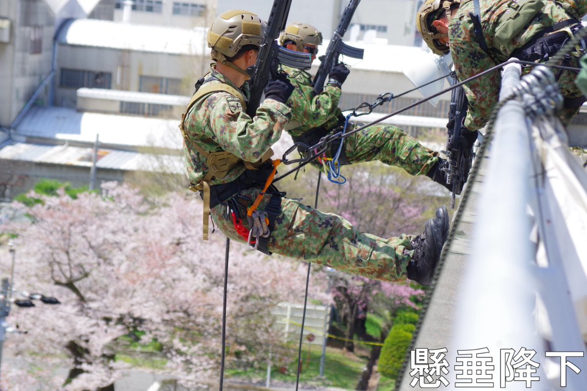 駐屯地記念行事に向けてレンジャー訓練を実施しました。戦闘懸垂