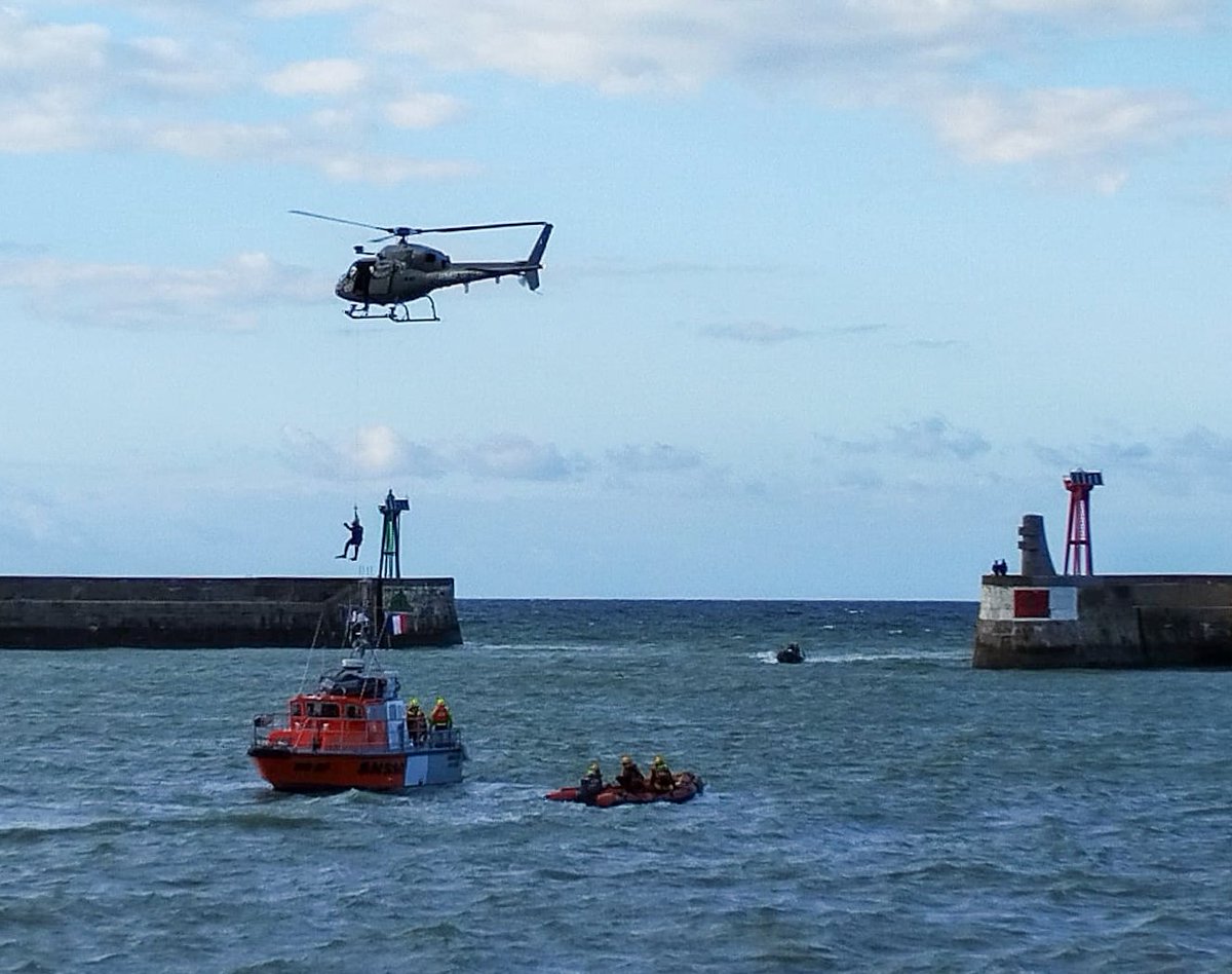 🌊  Exercice de sauvetage maritime à Port-en-Bessin ! 

🛟 L’objectif de cet exercice était de tester la bonne coordination des services engagés : les pompiers de Bayeux, l'Armée de l'air et la société nationale de sauvetage en mer (SNSM).

➡️ Et permet également de développer…