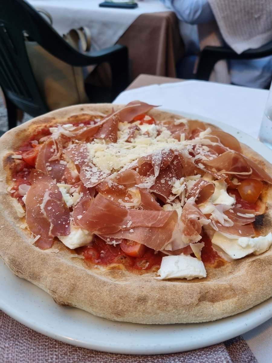 FusbalSztand's tweet image. 🍕 JEDZENIE W BERGAMO 🍕

Najlepsza knajpa to oczywiście Circolino na Città Alta. I nie zapraszam tu do dyskusji, bo stosunku ceny do jakości i tamtejszej atmosfery nic nie przebije.

W dolnym mieście poszliśmy za to na próbę do Pronto Pizza znalezionego na... TikToku 😅 Za 8€…