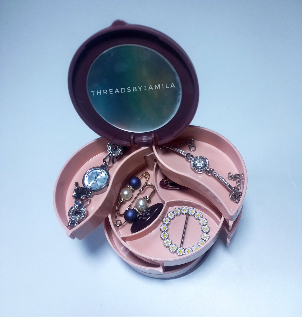 ThreadsbyJamila's tweet photo. Shop for your jewellery box/organiser for 3,500 only

Location: Lagos/Ogun 
NATIONWIDE DELIVERY https://t.co/yglPyvJ0VY