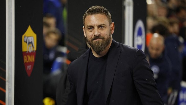 SerieA_Lawas's tweet photo. RESMI!! 
Danielle De Rossi menjadi pelatih AS Roma. 

Setelah melakukan probation dengan baik selama 3 bulan, As Roma mengangkat De Rossi sebagai pelatih utama hingga musim depan. 

Good luck. https://t.co/YSj4HCYAIN
