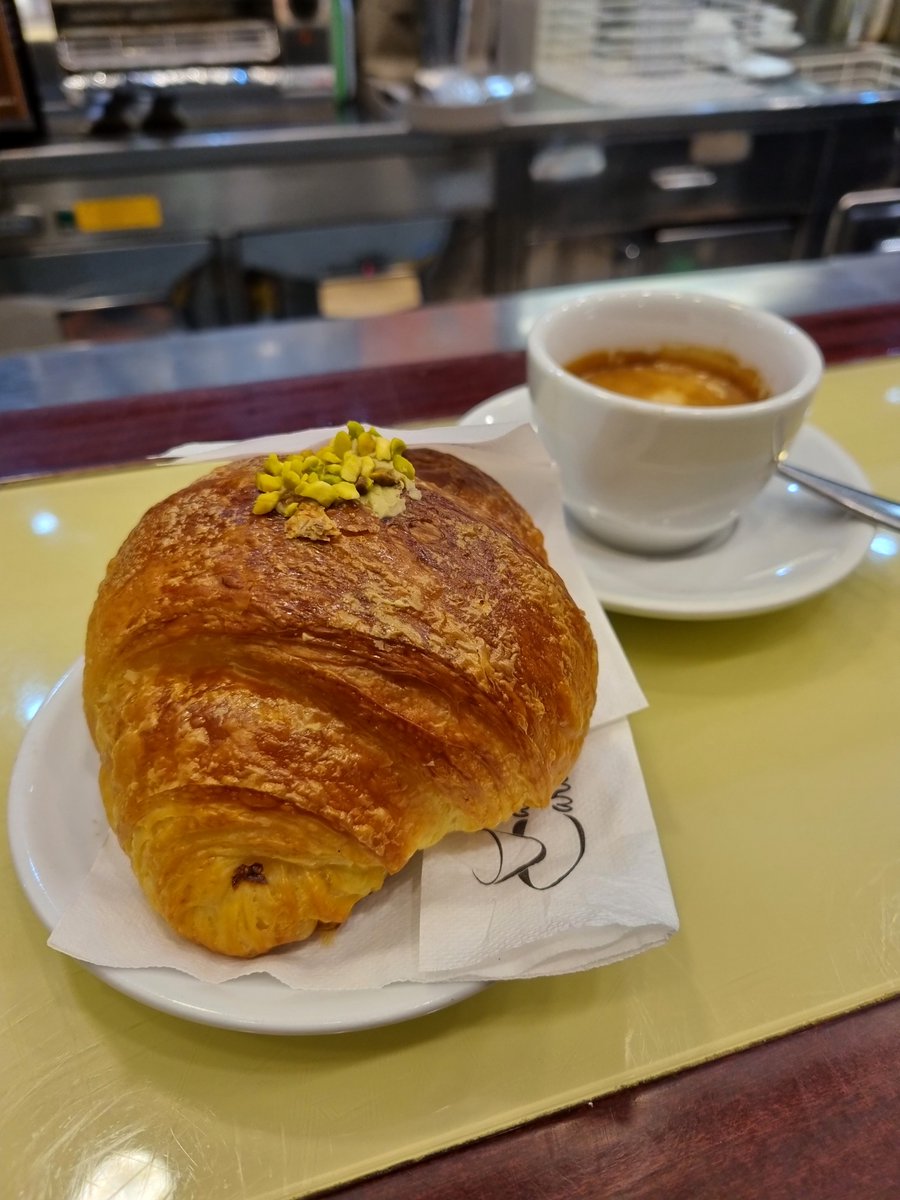 FusbalSztand's tweet image. 🍕 JEDZENIE W BERGAMO 🍕

Najlepsza knajpa to oczywiście Circolino na Città Alta. I nie zapraszam tu do dyskusji, bo stosunku ceny do jakości i tamtejszej atmosfery nic nie przebije.

W dolnym mieście poszliśmy za to na próbę do Pronto Pizza znalezionego na... TikToku 😅 Za 8€…