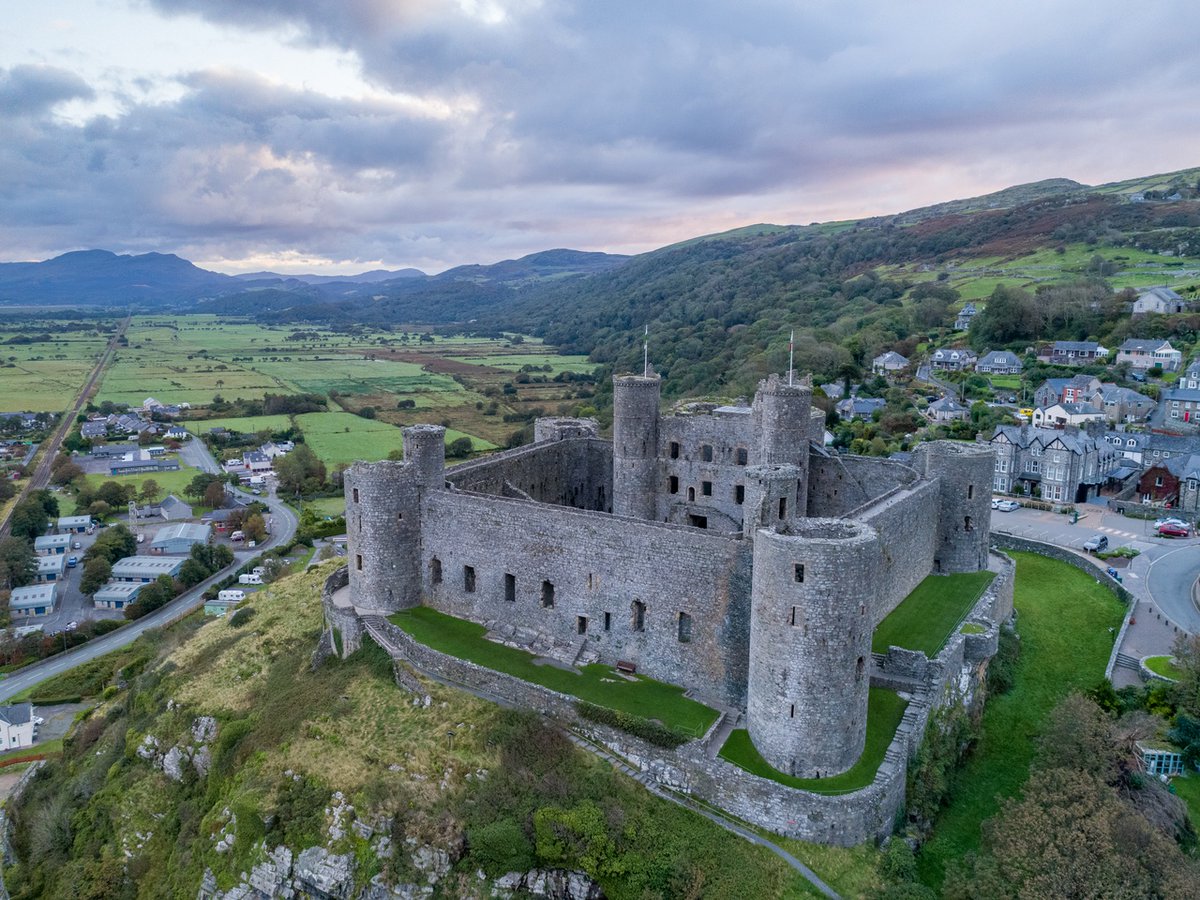 Today is #WorldHeritageDay 🌎🏰 To celebrate the occasion, we are offering guided tours around World heritage sites: ✨Castell Biwmares / Beaumaris Castle ✨Castell Caernarfon ✨Castell Harlech Tours will be held between 11am and 3pm 🔗ow.ly/tWS950RatZv