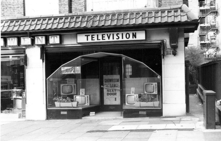 #ThrowbackThursday for this week takes us back to 1972
Derwent Company television shop. Stylised Art Deco shop front at the High Rd end of Leigham Avenue.
Photo courtesy of Graham Gower #StreathamHistory