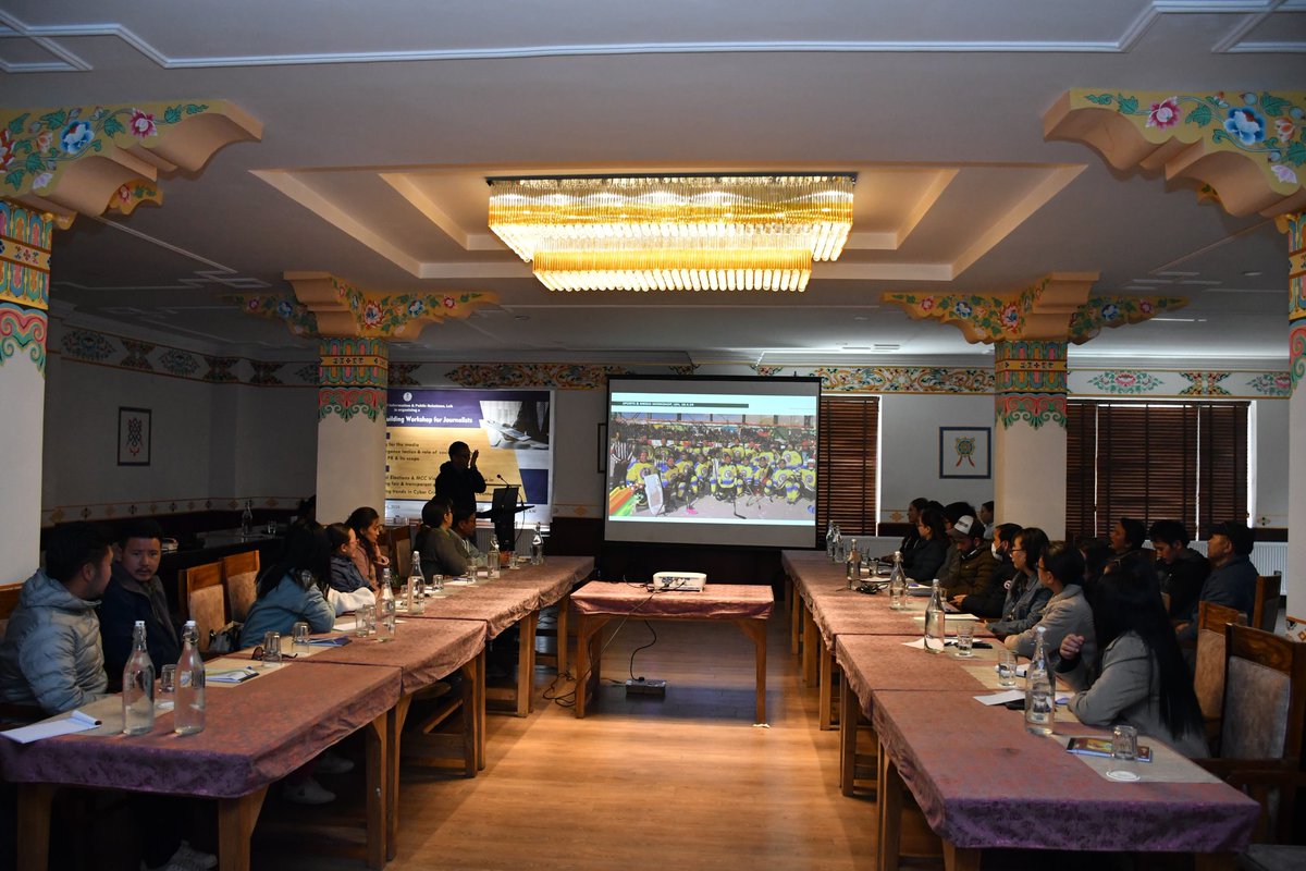 Veteran Journalist Soumitra Bose (@soumitra65) addressing a dynamic audience comprising Journalists, Information Deptt. staff and Mass Comm. & Journalism students of EJM College. @LadakhSecretary @DC_Leh_Official @Info_Ladakh @PIB_India @PIBSrinagar