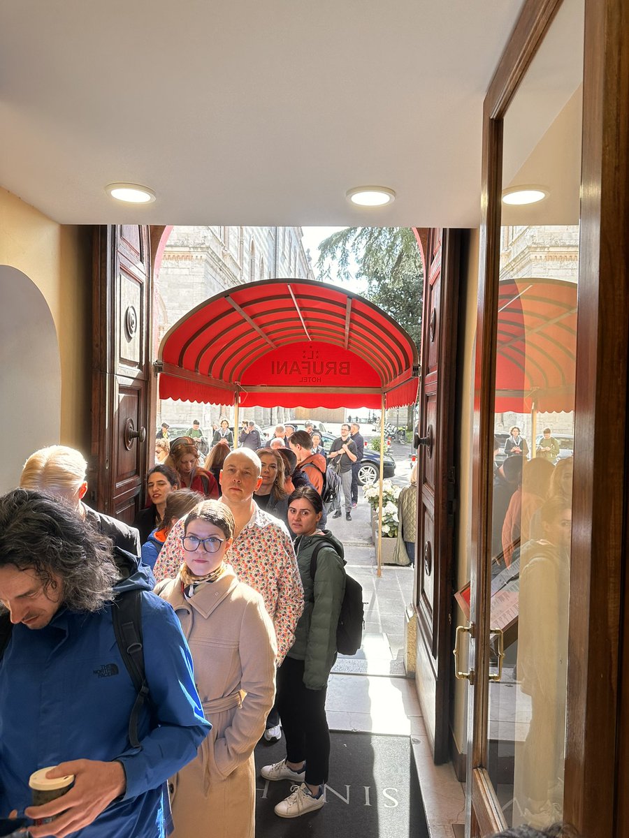 They are literally queueing out of the host hotel front door for this morning's panel on AI and small newsrooms in Perugia #ijf24