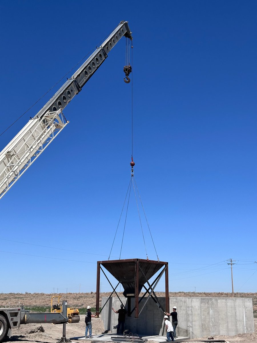 aressmining's tweet photo. Machinery is carrying fabricated steel for ARES’ new flotation plant. The fabricated steel and plant will be installed on ARES’ 50-acre industrial site in Delta, Utah USA.
#fluorspar #construction #steelfabrictation #miningindustry #USAmining #ARES #criticalmineral https://t.co/aGWQ1u1XXr