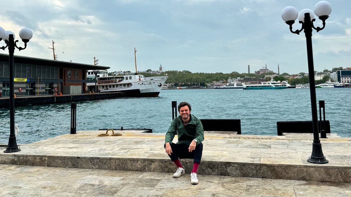 3 gün önce oturmaya kalktığımda “oturamazsın burası özel alan” denen Karaköy Rıhtım’dan selamlar. “Kimin kamusal mekanını kime yasaklıyorsunuz” demiştik. 

Esnaf da mutlu. “Kaldırırız o çitleri merak etme demiştin abi ama bu kadar hızlı sonuç alınacağını beklemiyorduk” diyerek