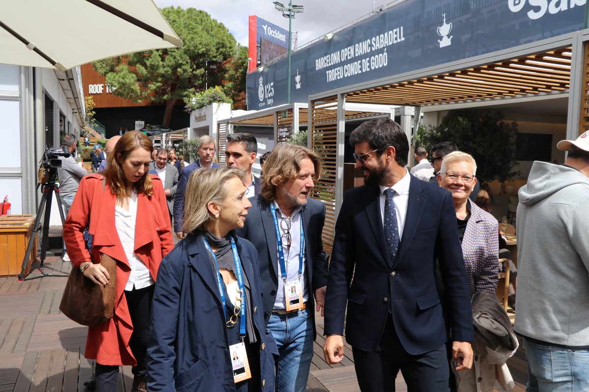 🎾 Trobada al @bcnopenbs entre els presidents i presidentes de les federacions amb @david_escude, regidor d’esports de @bcn_ajuntament, i Susana Closa, gerent de l’Institut Barcelona Esports. 👥 Moment per compartir experiències entre diferents representats del sector esportiu.