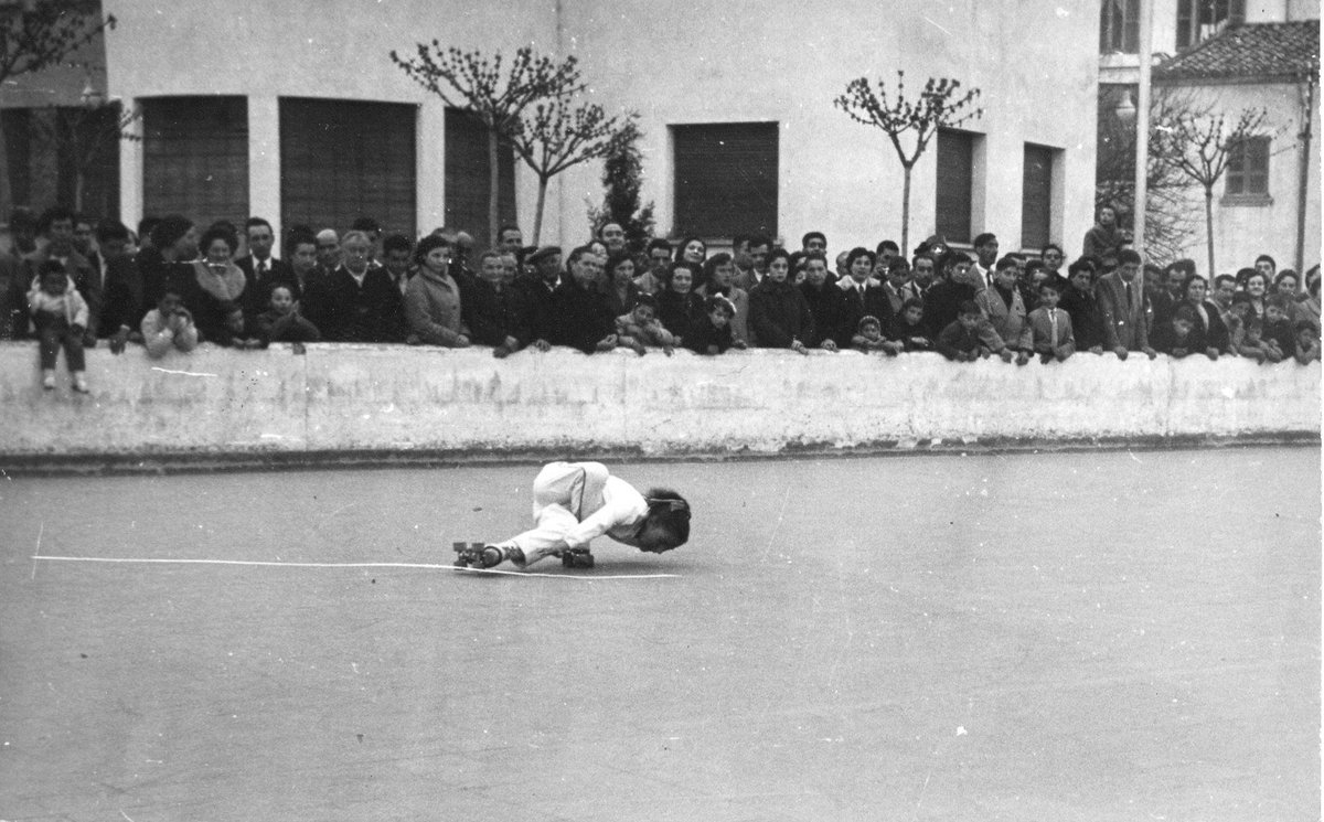 ArxiuSalt's tweet photo. 18 d'abril

Exhibició de patinatge artístic a la U.E. Coma Cros. Una patinadora fa una pirueta anomenada "mort del cigne invertida" (1954-55) Autor SANS. Fons Coma Cros. CAT.AMS.401.3829 i 3828

#SAFIS2024 #esports #patinatge #viladesalt #arxiumunicipaldesalt https://t.co/vGyQFOH1mD