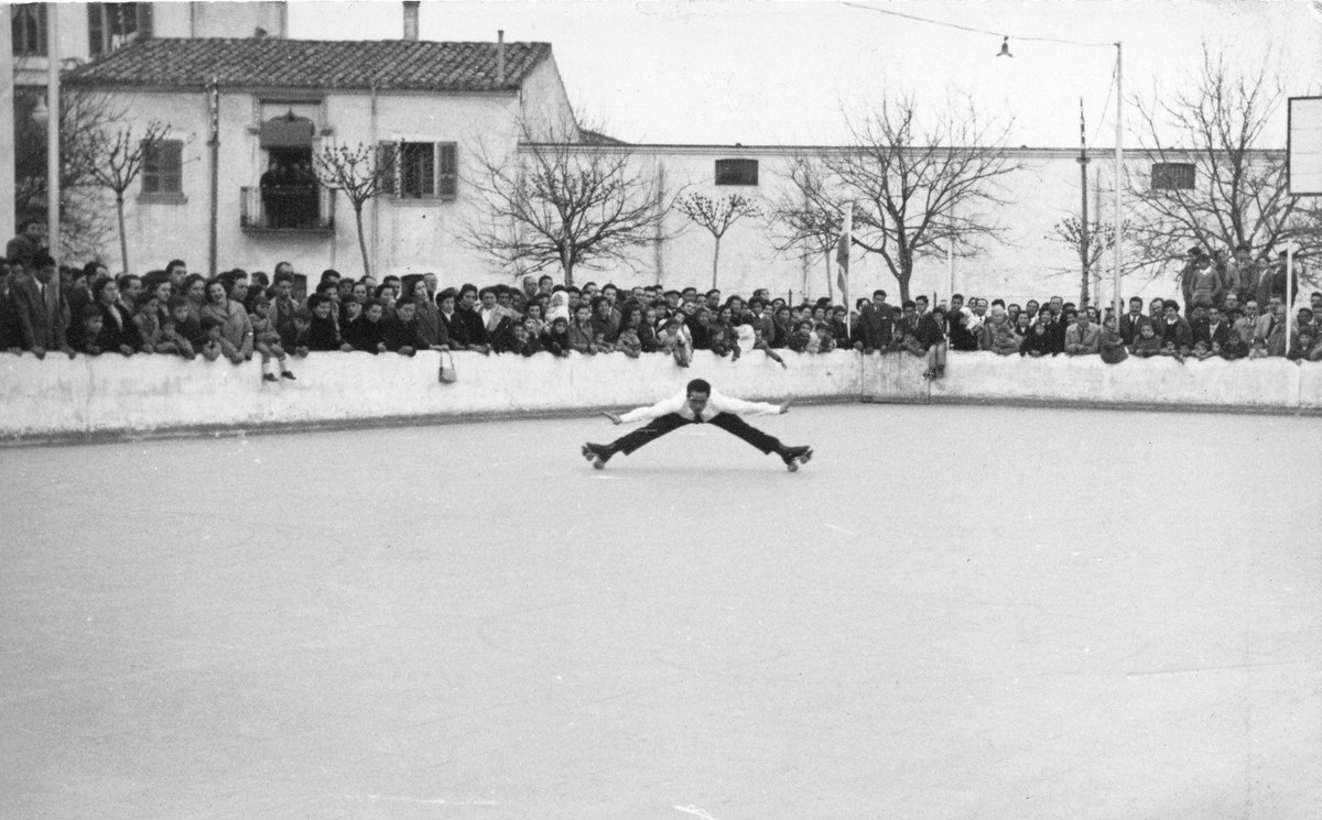 ArxiuSalt's tweet photo. 18 d'abril

Exhibició de patinatge artístic a la U.E. Coma Cros. Una patinadora fa una pirueta anomenada "mort del cigne invertida" (1954-55) Autor SANS. Fons Coma Cros. CAT.AMS.401.3829 i 3828

#SAFIS2024 #esports #patinatge #viladesalt #arxiumunicipaldesalt https://t.co/vGyQFOH1mD