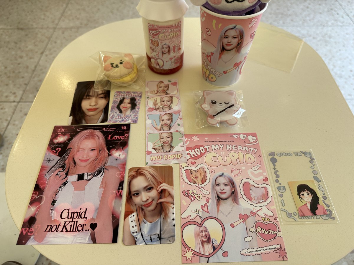 Yeji_love_me's tweet photo. #SOOT_MY_HEART_CUPID #류진이와의_운명같은사랑 
카페 내부도 넘 예쁘게 꾸며져 있고 특전이랑 케이크 마카롱 너무 귀여워요ㅠㅠ 전시장에 예쁜 류진이 사진도 잘 감상했어요🥰 행복한 시간 보내고 가요🍬🍬 @Alice_190212 https://t.co/0feh2pMyqO