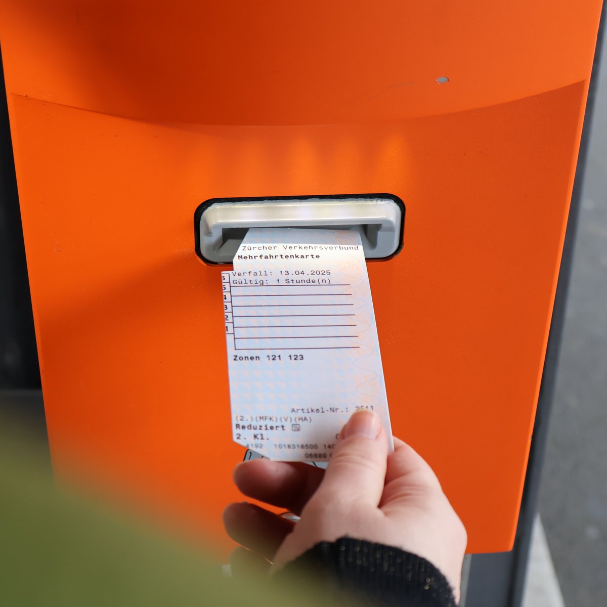 Die Mehrfahrtenkarten bleiben auch nach 2025 Teil des ZVV-Sortiments. 🎟️👏 Obwohl mittlerweile 7 von 10 Tickets digital gekauft werden, erfüllen diese Karten weiterhin wichtige Bedürfnisse für Personen ohne digitale Kenntnisse und allein reisende Kinder.
#zvvgemeinsamvorwärts