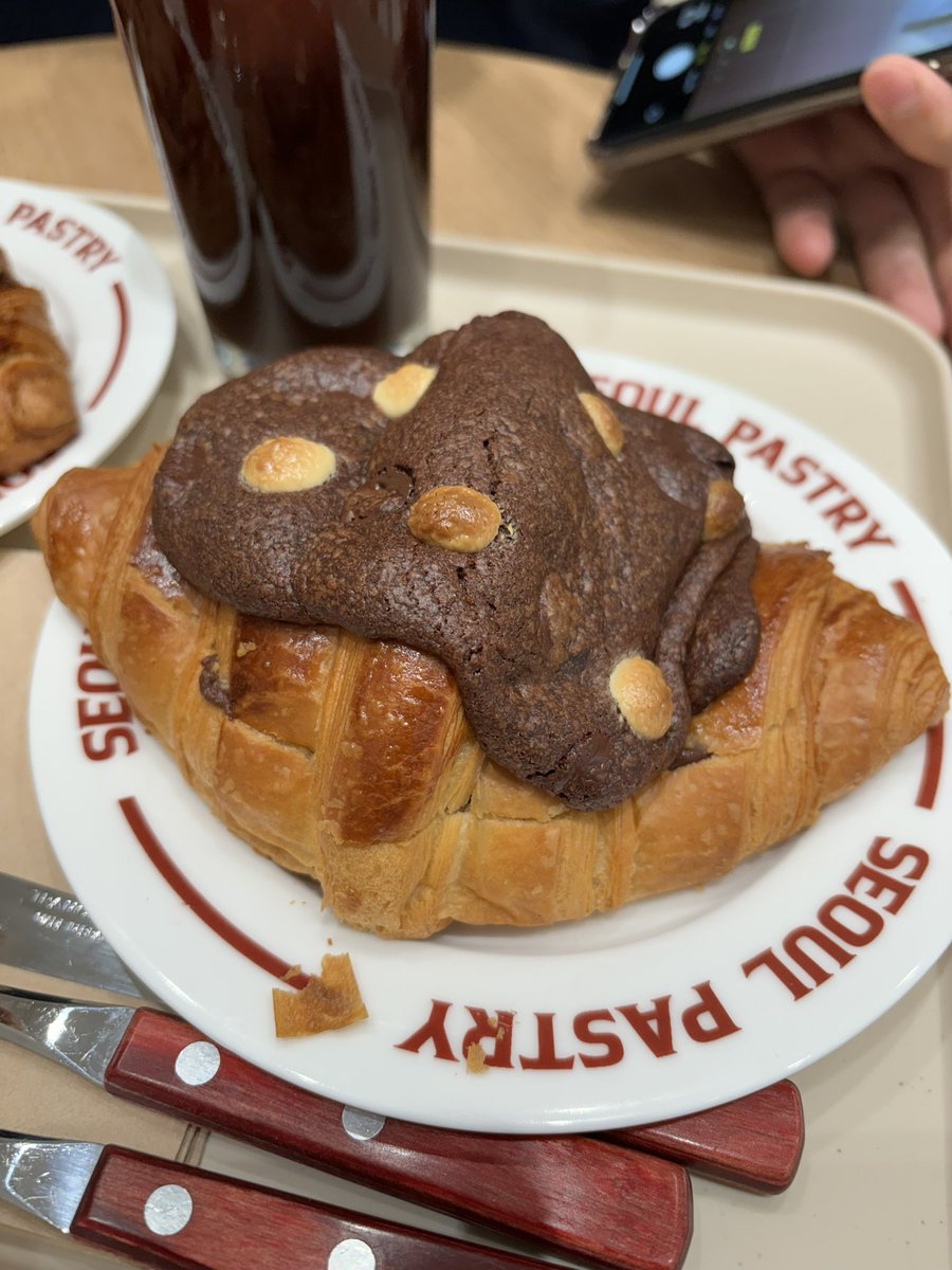 서울 페이스트리 명동점이 오픈했습니다. 이번에도 초대받아서 맛보고 왔는데요. 벌써 입소문 나서 줄서서 사먹는 맛집이 되었다고 해요! 신상 크루키 강력추천합니다! 빵 나오는 시간 공유했으니 맞춰서 가세요!! ㅎㅎㅎ