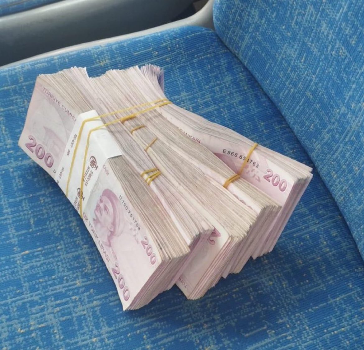 Antalya’da otobüs şoförü, otobüste unutulan yüklü miktarda parayı sahibine ulaştırdı.