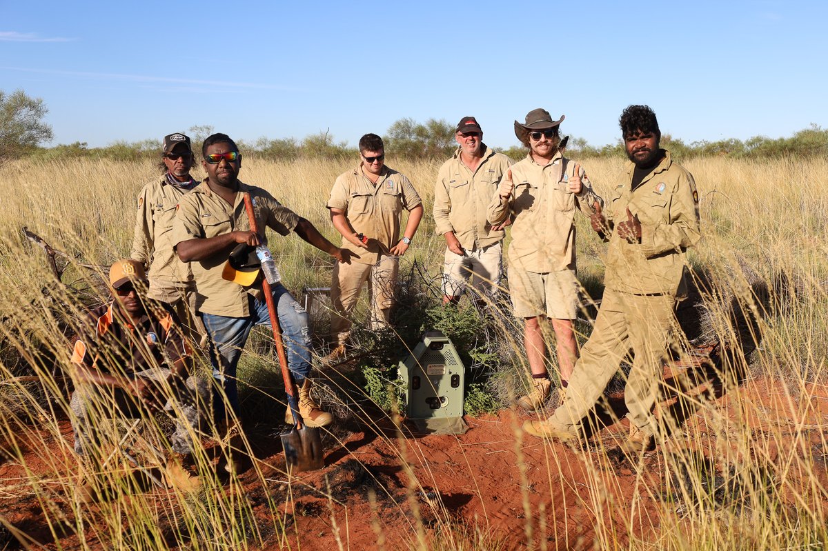 Applications for the Desert Internship Program are officially open - get your career on the desert track working with Indigenous rangers! Applications close May 24, find out how to apply via the link below. bit.ly/desertinternsh… Image courtesy of Nyangumarta Rangers.