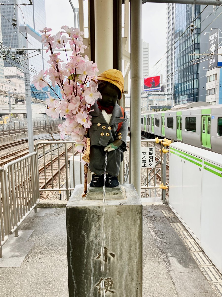 ⋱●●駅で見つけました⋰ ～浜松町駅編～ お客さま、列車見守る小便小僧 ￣￣￣￣￣￣￣￣￣￣￣￣￣￣ JR東日本の駅で存在感を放つ、 “モノ”を紹介します💡 今回は、浜松町駅の 3・4番線ホームに佇む小便小僧。 毎月衣装を着替えながら お客さまをお迎えしています🎒 小僧がやってきたのは