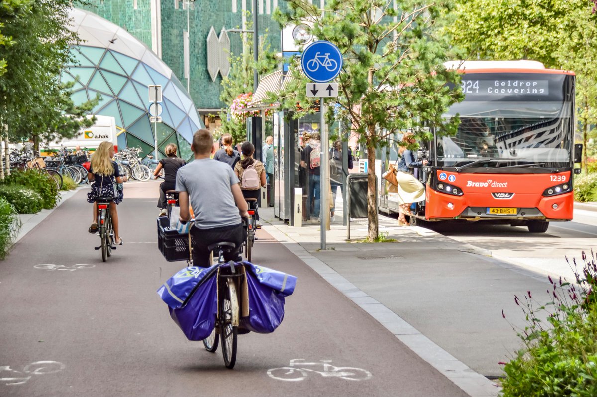 Even cars can benefit from a strong bicycle plan. As many say: the best car plan is a bicycle plan. By stimulating car drivers to switch to other modalities, such as the bike, more space on the road is opened up, which can be used by essential traffic. dutchcycling.nl/expertises/cyc…