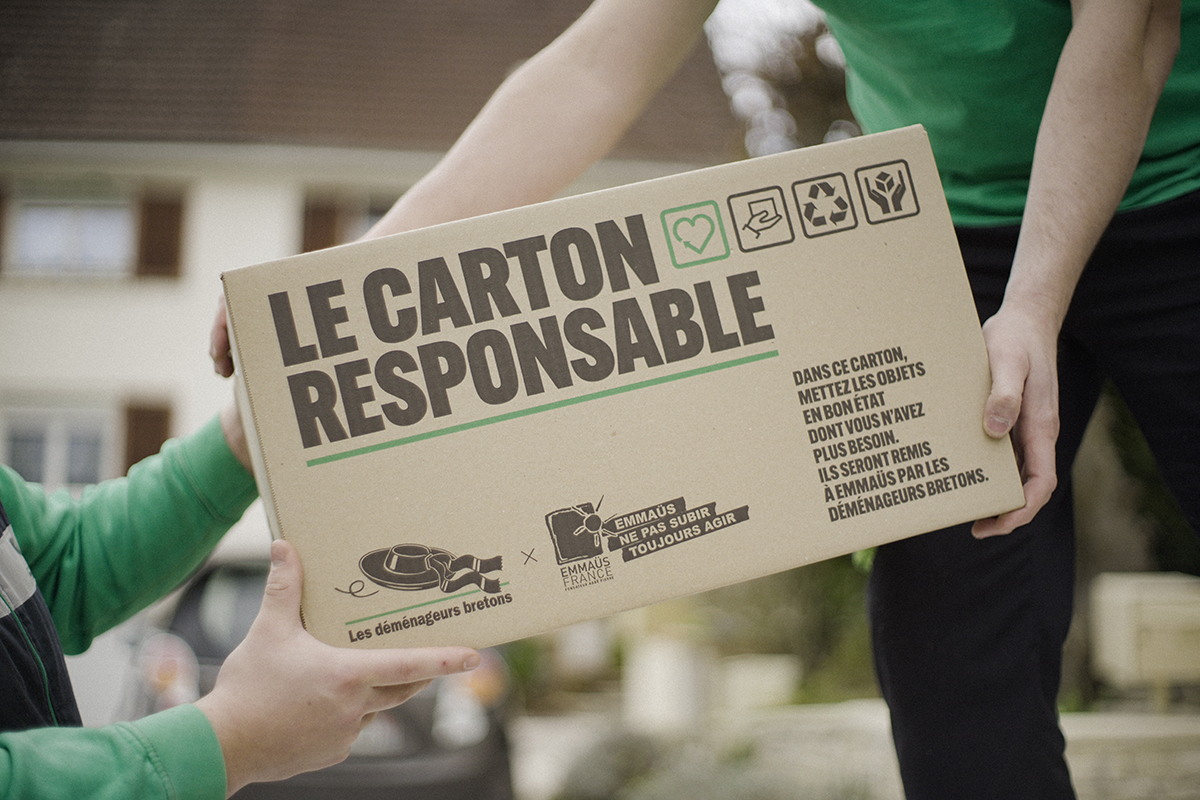 Les déménageurs bretons et Emmaüs créent un carton solidaire pour vos déménagements. Stockez-y les affaires que vous ne souhaitez pas garder, Les déménageurs bretons récupèrent le carton pour le donner à Emmaüs 📦 Plus d’infos : creapills.link/haf