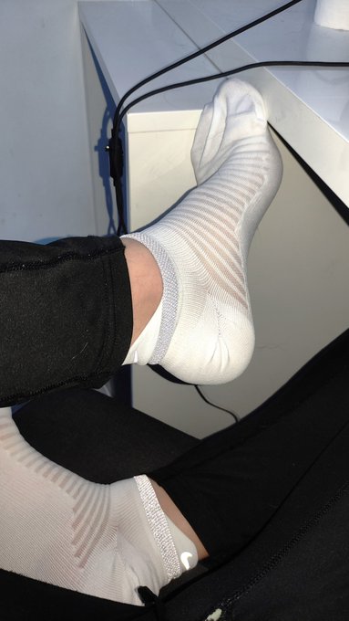 who wants so smell my gymsocks https://t.co/I303TM0cjN