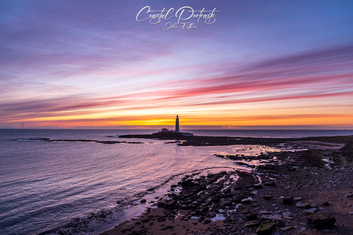 Stunning streaky sunrise in Whitley Bay at Saint Mary's Lighthouse this morning, how it started #StormHour #Sunrise #Photography #Weather