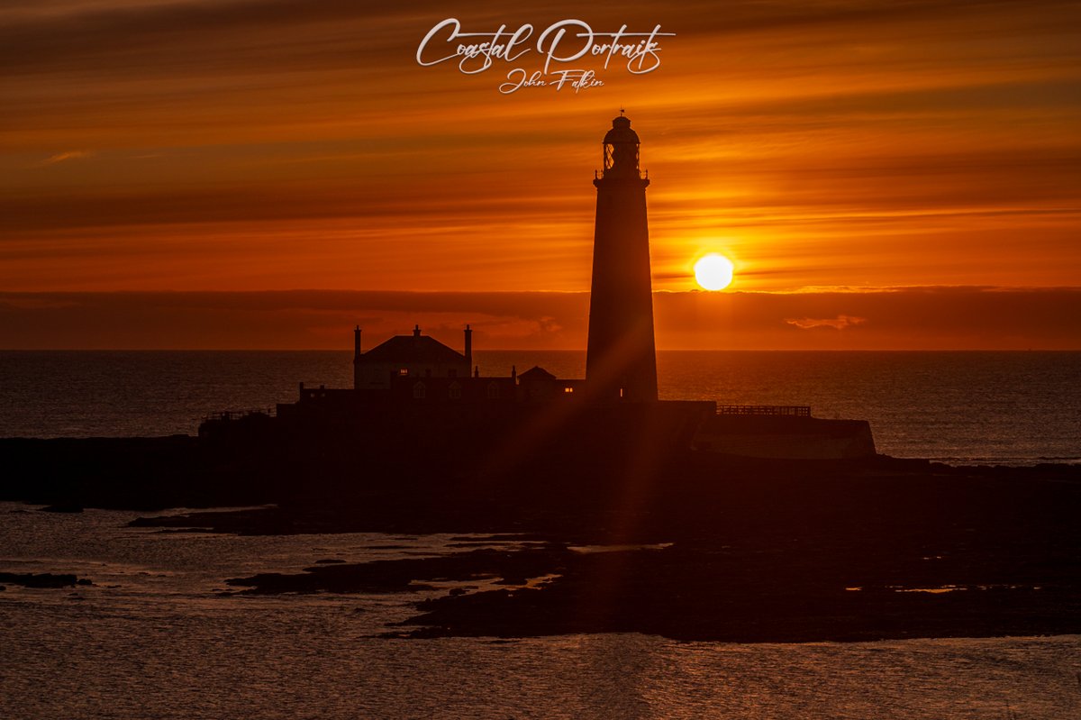 Stunning streaky sunrise in Whitley Bay at Saint Mary's Lighthouse this morning, how it ended #StormHour #Sunrise #Photography #Weather