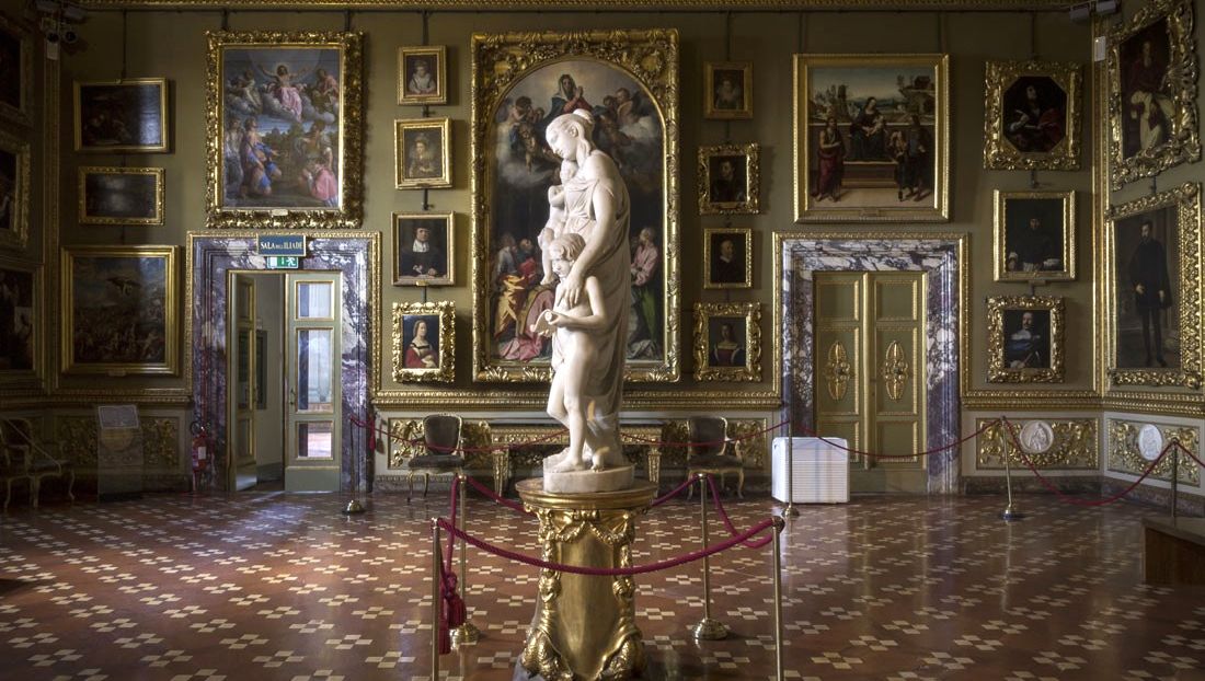 UffiziGalleries's tweet photo. #Buongiorno dalla sala dell'Iliade della #GalleriaPalatina. Al centro, il candido marmo raffigurante la Carità Educatrice, opera di Lorenzo Bartolini del 1824
📖https://t.co/NYPWHm8iBW https://t.co/mSIJ8xwvYR