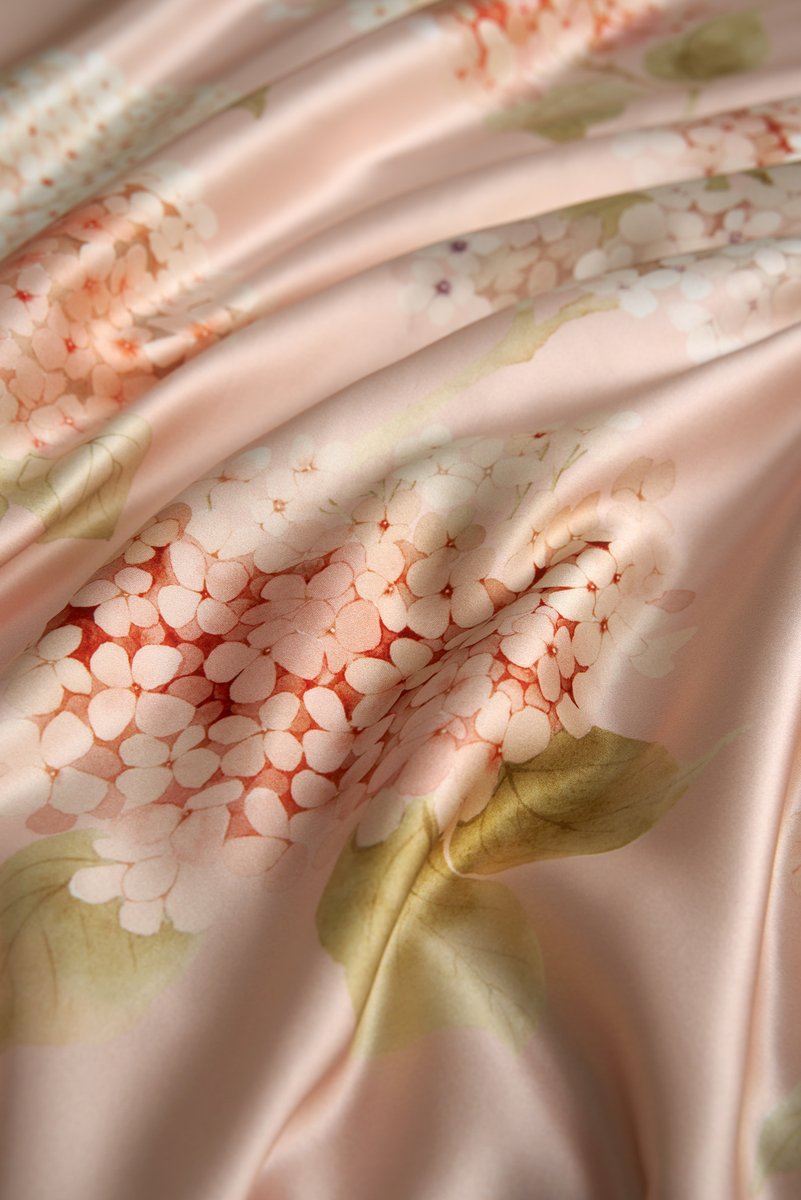 Blooming flowers! Spring romance!❤️❤️🌸🌸

thxsilk.com

#silksheets #silkpillowcase #thxsilk #silkbedding #luxurylifestyle #luxurygirl #Flowers  #bedroom #homelife #elegant #BloomingJustForYou